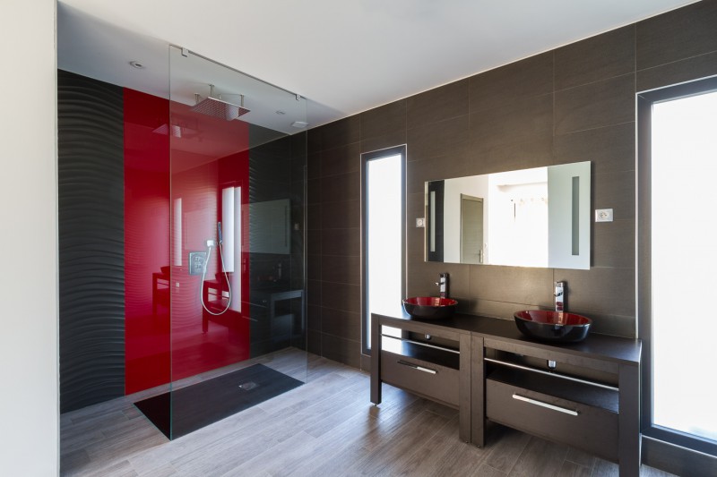 Paroi de douche en verre 10 mm trempé et fond mural en verre laqué rouge sur mesure