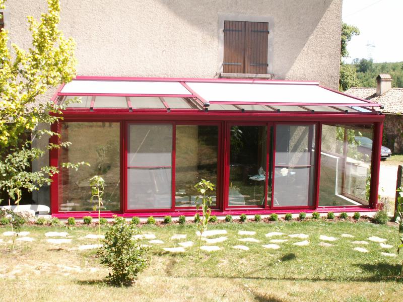 Véranda alu avec toit en double vitrage et store de toiture. Moustiquaires intégrées en façade