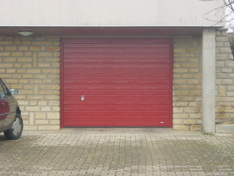 Porte de garage sectionnelle isolée en panneaux de 42mm à rainures