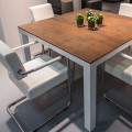 Table recouverte d'un plateau de céramique 6 mm pour plus de robustesse et d'esthétique.